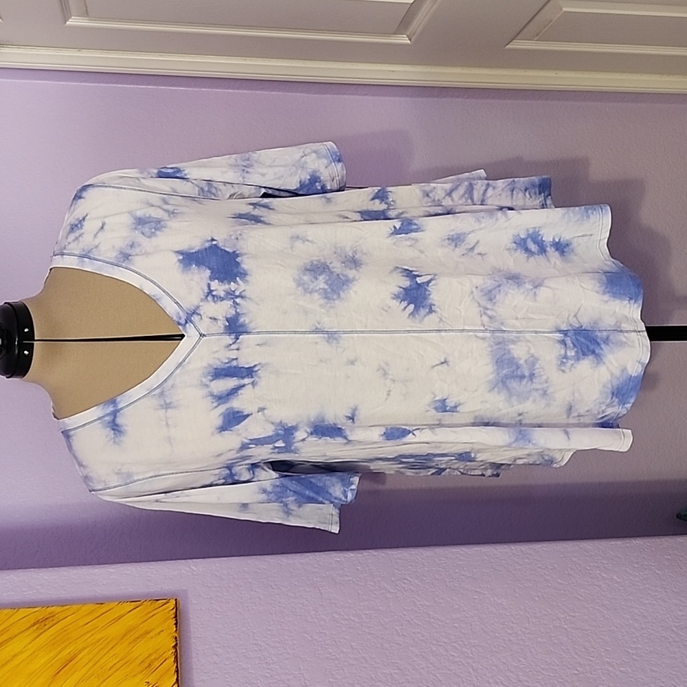 Calvin Klein Performance White and Blue Tie-Dye V-Neck Short Sleeve Tee